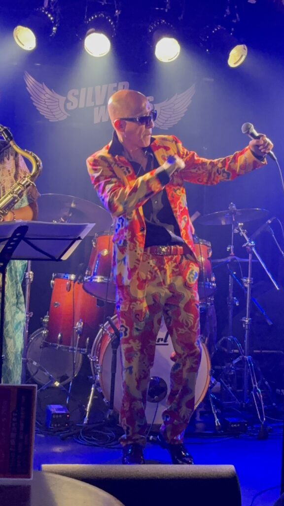 百田達人の歌唱シーン