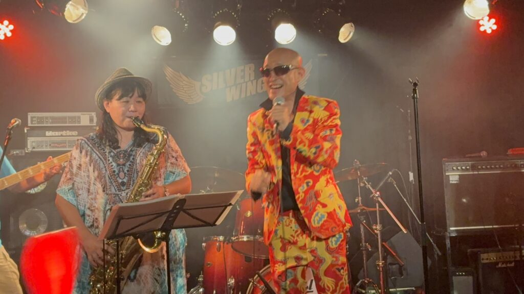 百田達人の歌唱シーン